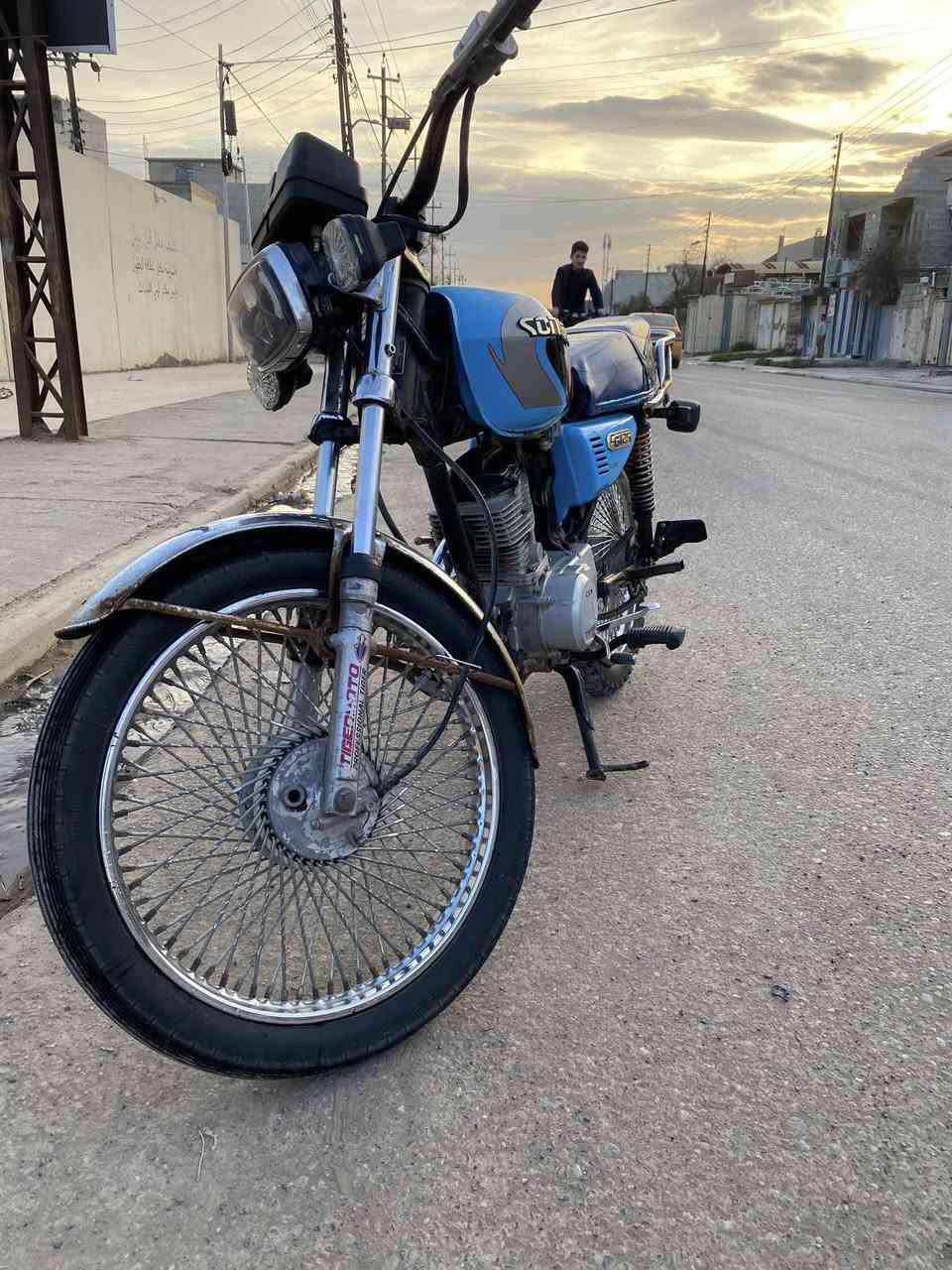 السلام عليكم 
دراجه ايرانيه سونك للبيع 
الدراجه كامله مكمله 
ماتصرف عليها ربع 
كابريتر جديد
كلجات وعينه جديدا
ستيرن رياضي اسود
وايرمنيه شغاله 
الصور كدامك وشوف النضافه 
السعر ٤٥٠ مجال للشراي  
***********
