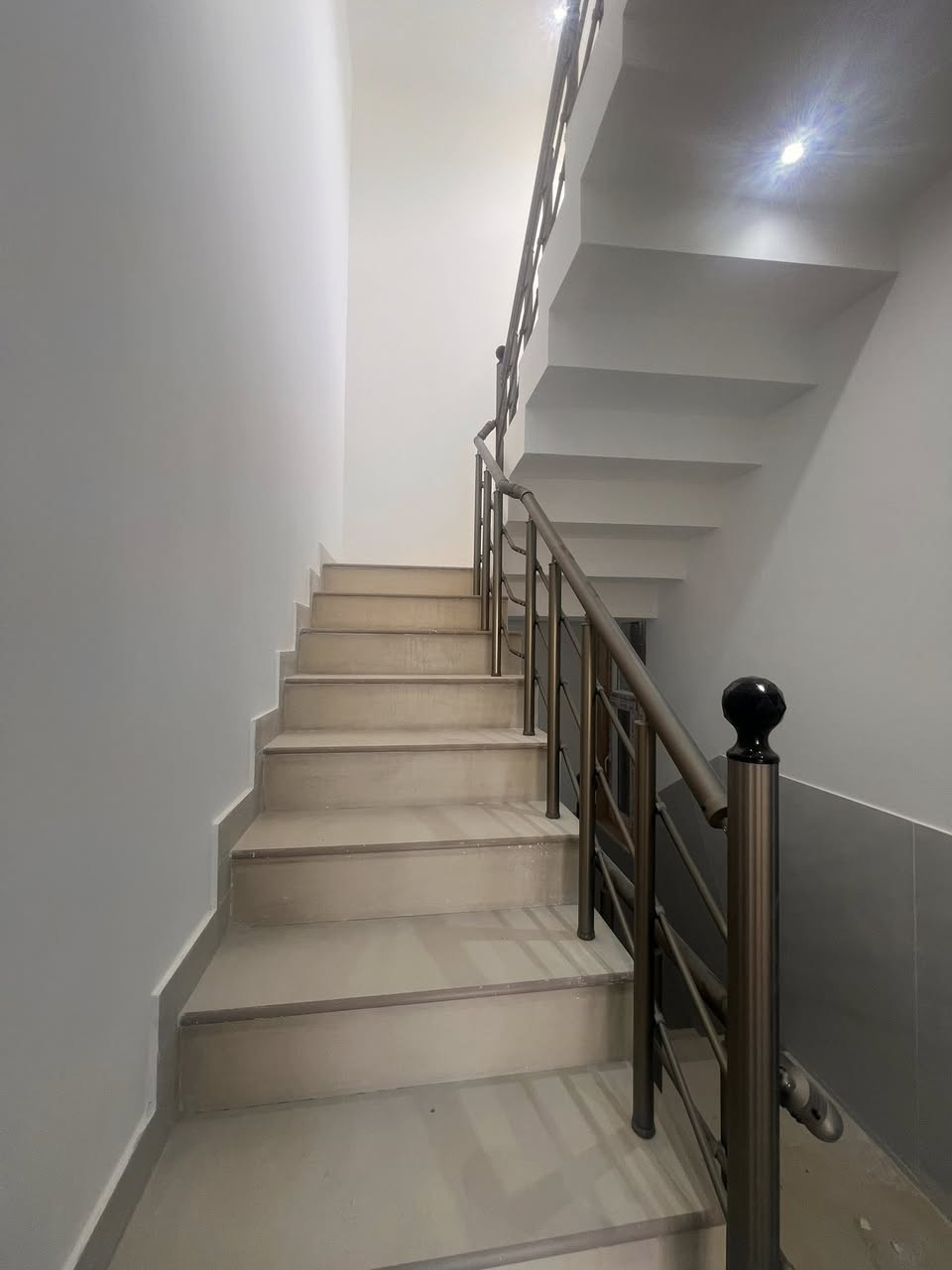 للايجار
مشتمل في ام الخيل 3 بناء حديث نيو كلاس غير مسكون

🌺 طابقين 

الطابق الارضي صالة ومطبخ وصحيات

الطابق الاول غرفة أطفال وغرفة نوم

للاستفسار الاتصال على/ ***********
