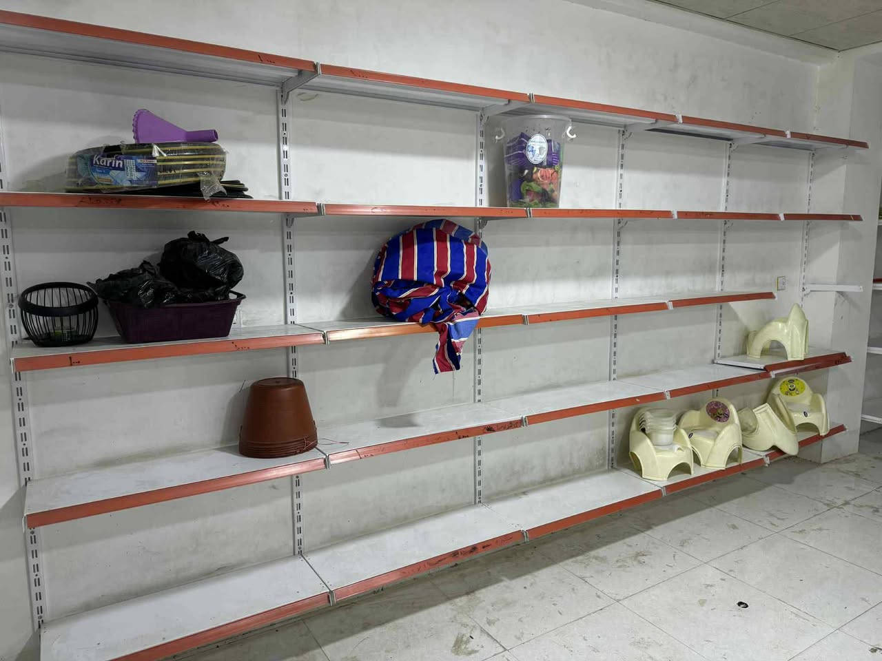 چەند مەتر ڕەفەی دیوار ی دووکان لەگەڵ دوو بەڕاد لەگەڵ شوێنی چەرەزات بۆفرۆشتن چەم چەماڵ 
***********
***********
