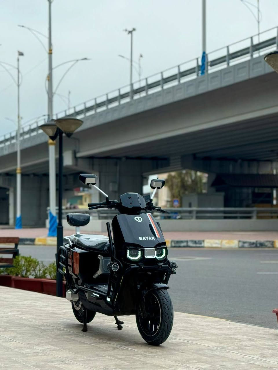 للبيع ماطور شحن
الموصفات
🔋 البطارية: ليثيوم 
⚡ المحرك: كهربائي بدون فحمات (Brushless)
🏎️ السرعة القصوى: بين 60 – 90 كم/ساعة
🔌 مدى السير: من 60 إلى 120 كم بالشحنة
⏱️ زمن الشحن: 4 – 8 ساعات
🛞 الإطارات: عريضة للثبات داخل المدينة
💡 الإضاءة: LED أمامية  
السعر 1.300.000 مليون وثلاث مائه 
للتواصل 
***********
