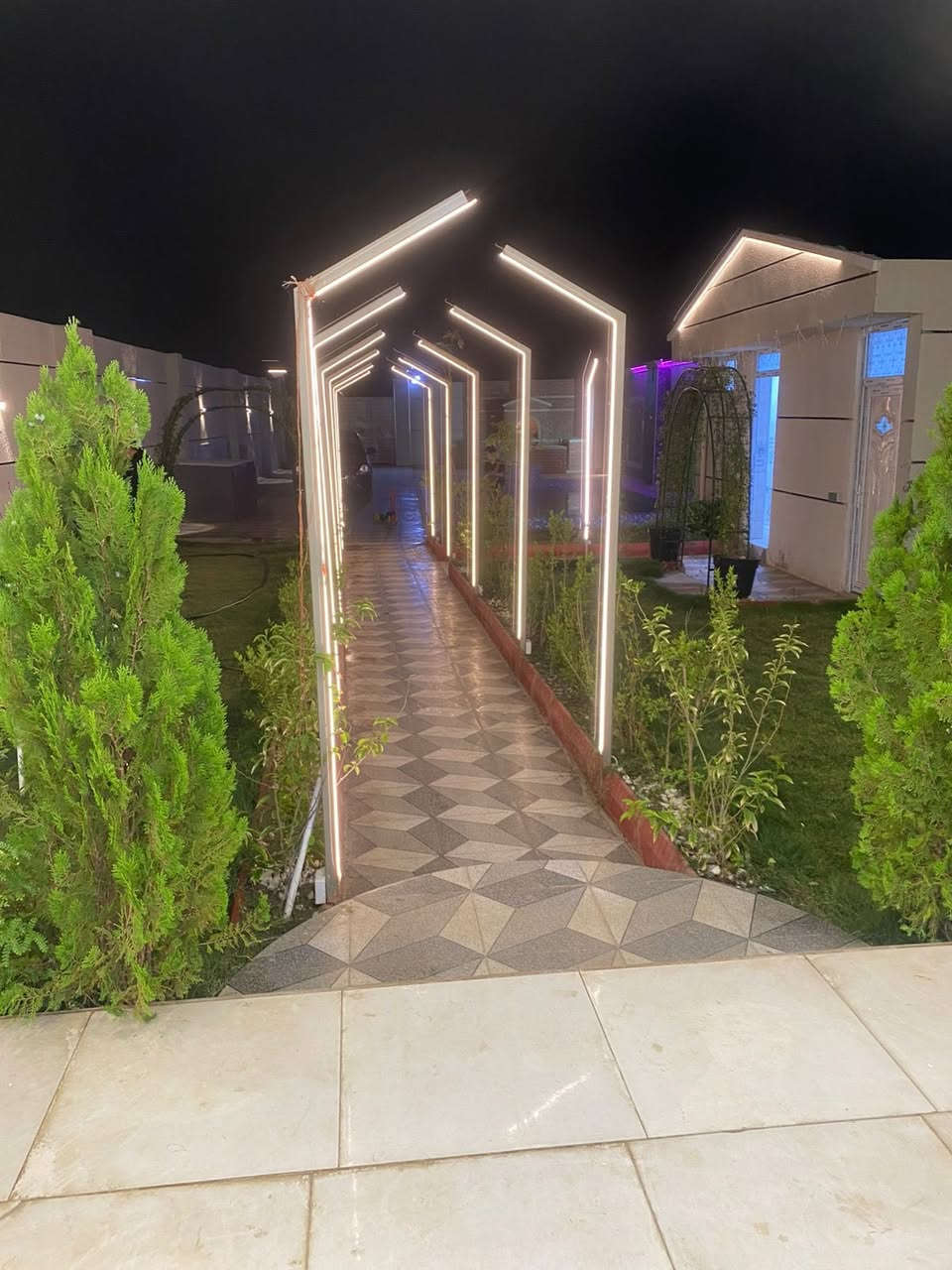 تم تنزيل من السعر لغرض البيع السريع / مزرعه منتجع للبيع ملك صرف زراعي سند ٢٥ تحويل سند بااسم المشتري مؤثثه بل كامل استثماريه للايجارات جاهزه اليومي والشهري في قضاء بلد شارع المنتجعات والمزارع موقع مميز / مساحه 550 م/ تحتوي على مسابح عدد ٢ كبار وصغار / كراج يوسع ٥ سيارات / شوايه باربكيو / صاله + مطبخ اوربي / حمامات عدد ٢ / غرف عدد ٢ من ضمن سويت / مؤثثه وجاهزه بل كامل من سبالت واثاث حديث بناء سنه ٢٠٢٤ / سعررر جددددداً مناسب /للاستفسار ***********
