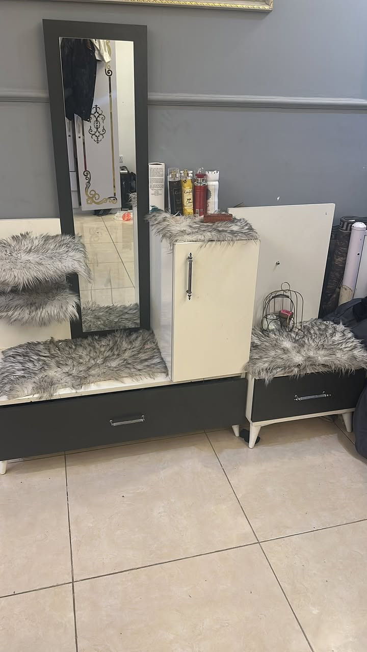 السلام عليكم غرفه نوم ٥ قطع نظيفه ٢٥٠ مكان زيونه ***********
