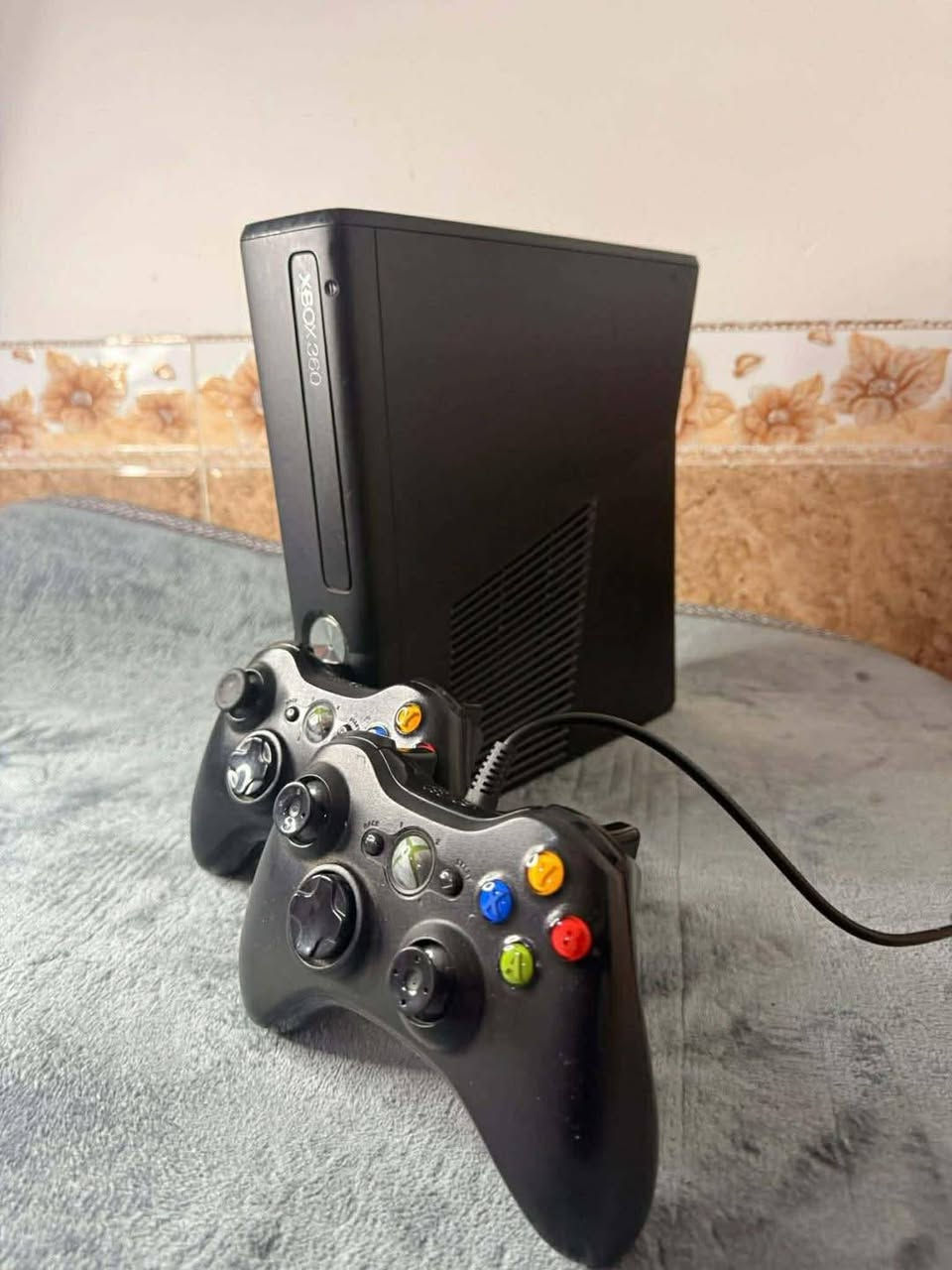 سلام عليكم سوني اكس بوكس 360نضافه 100 بي جوستيكين شغلات السعر 115وبي مجال بسيط التوصل عل رقم ***********وتساب
