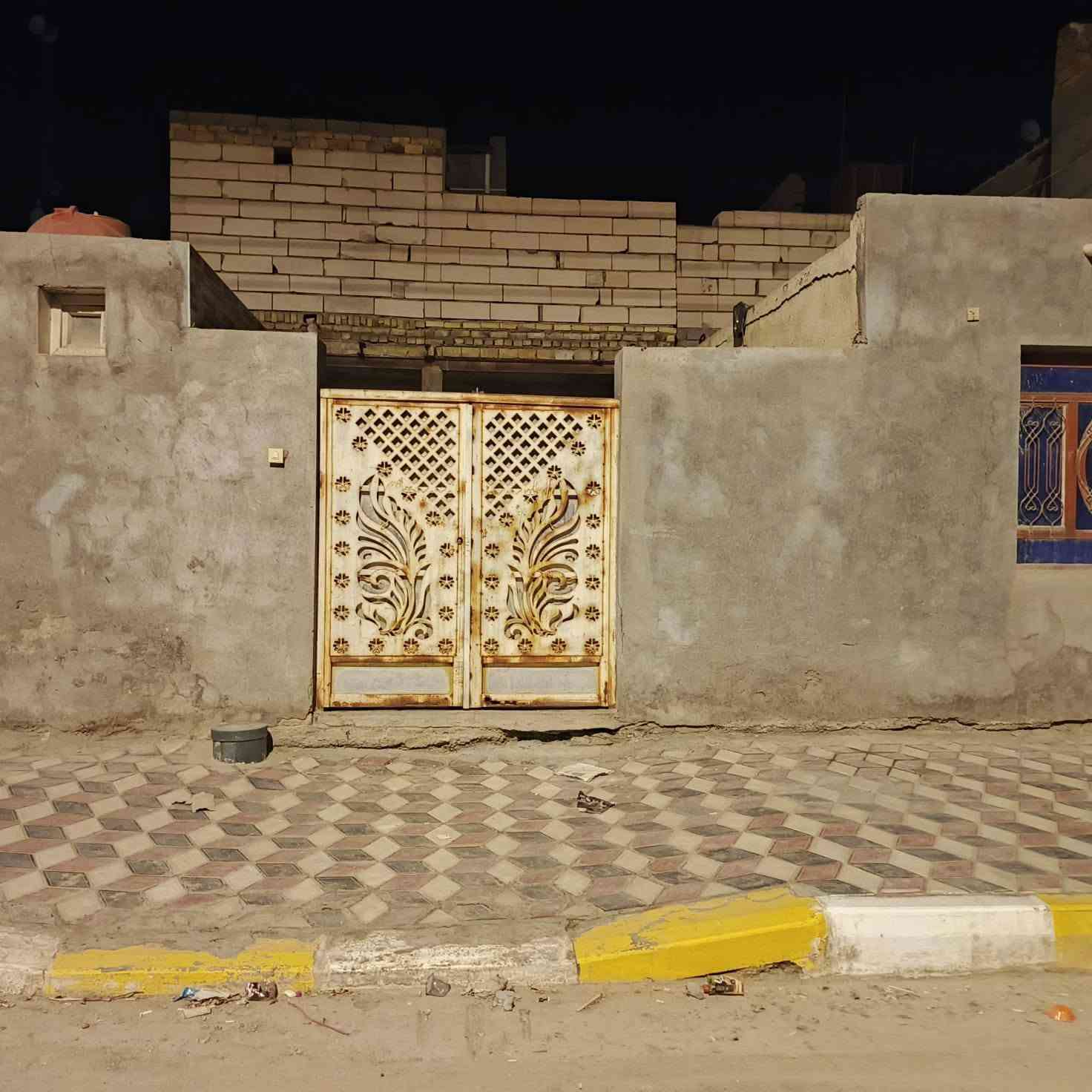 بيت البيع بنحية الفظليه بشارع صباح ثني بيت عن شارع العام المساحه٢٠٠ طابو صراف بسمي ***********
