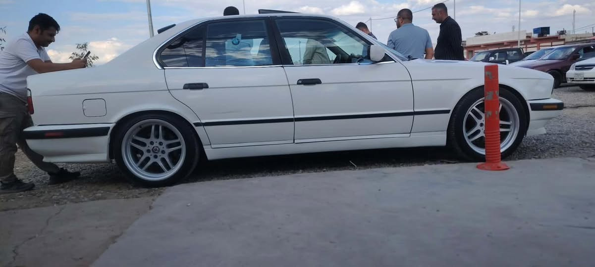 BMW 1991 525
نمونه له جواني 
فوله تؤماتيك ته بريت
سلايد پئش گه وره
لايت ئه لقه تايه ويلي M
له سه ر ده قي بيلاده 
هجي نيه ده عم لئداوي نيه 
دوو سئ پارجه كلير ئه ورپيه 
ته خم پئشو پشتي تازه گؤرايه 
ره قه مو سه نه وي هه موي نوئيه به ناوي خؤمه 
ته عويل وه كاله به شه رت 
***********واتساب
شوئن به رده ره ش
