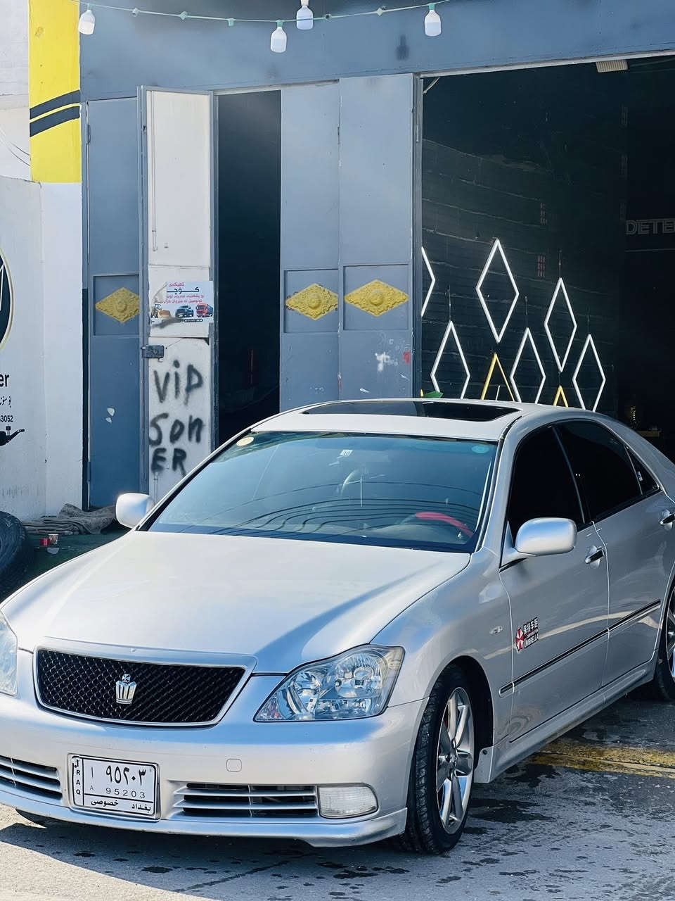 شاهینە موس موس 
گەورە بە گەوەرە  
یادی ٥٠ ساڵە 
بێ دوکەڵ 
٣ دوگمەی فول
سڵاید  
جڵد
ئاوێنە کارەباو ئۆتۆ
رۆن و هایدرۆلیکی تازە گۆراوە
ناو ڕەشی فۆرمیگا سور 
بێ تەقە و ڕەقە 
گێڕو مەکینە بە شەرتی ١٠٠ وەستا
کامل مەسرەف کراوە 
جامی پێشو دوا هەڵگیراوە
٤تایەو ویلی لۆکی لە ژێرە 
هەڵبجەی شەهید ***********
