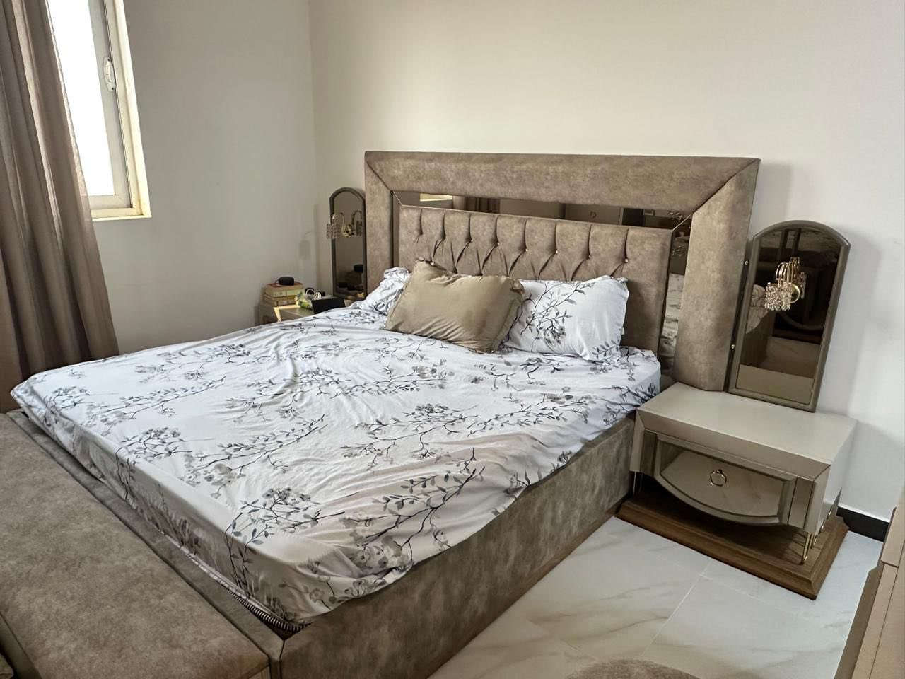 غرفة نوم تركية من سبع قطع (سرير نفرين ويه دوشگ طبي وبي مكان تخزين جواه، كنتور ست بيبان، جرارات، ميز تواليت، مرايا بجرار، و كوميدي x2)
جديدة وسعرها معروف ماخذها بمليونين ونص 
السعر  1،100،000 
يعني مليون و100 الف نزلت سعرها 
المكان حي العدل 
للتواصل ***********
