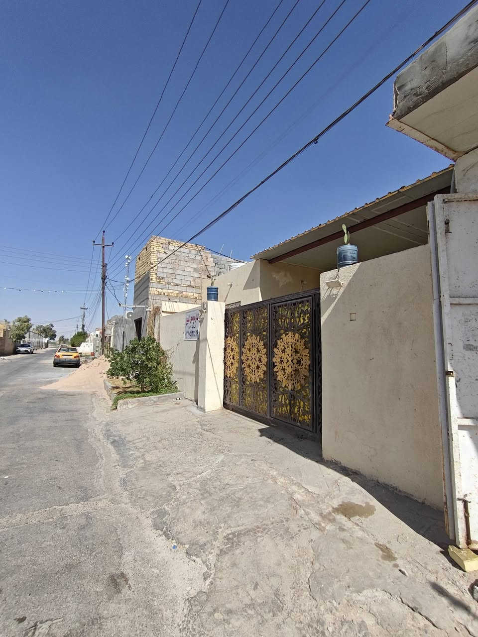دار لبيع مساحة 250م طابو سند25 مكان الطبر شارع المخازن قرب البوابة يحتوي المنزل على استقبال+صالة+غرفتان+صحيان+مطبخ+
حديقة خلف وامام المنزل السعر(75) اتصال: 
‏‪ 0770 512 3429‬‏: ‏‪0780 372 1830‬‏
