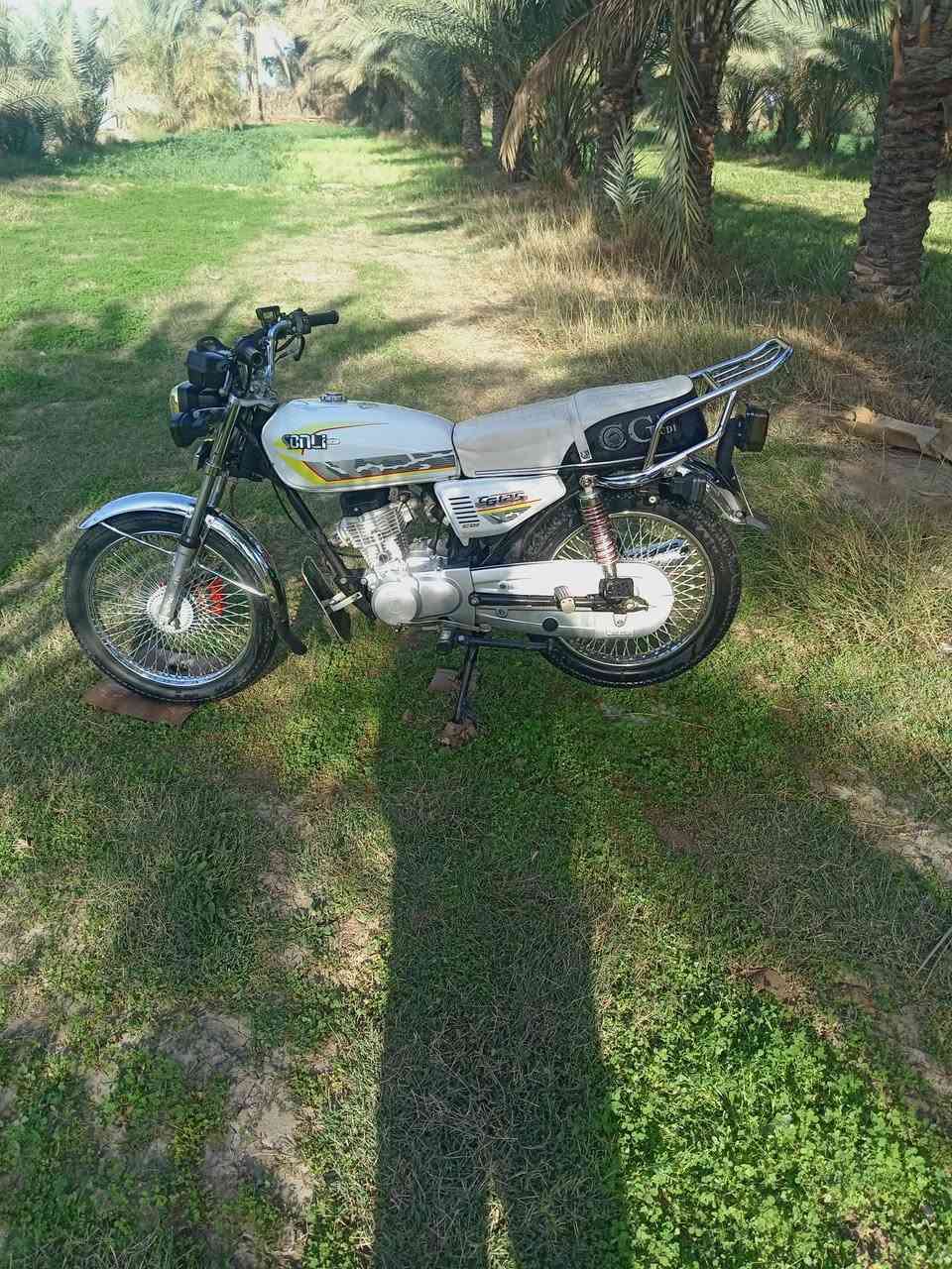 دراجه للبيع موديل 24 دراجه كفاله عامه انظف من الصوره دراجه محرك ما مفتوح اوراق كامله كهربائيات كلها شغاله مكان ديوانيه الدغاره اللي ما عنده رصيد بس يرمش انا اتصل علي عندي خدمه السعر 600 وبيها مجال بسيط كلش رقم الهاتف ***********
