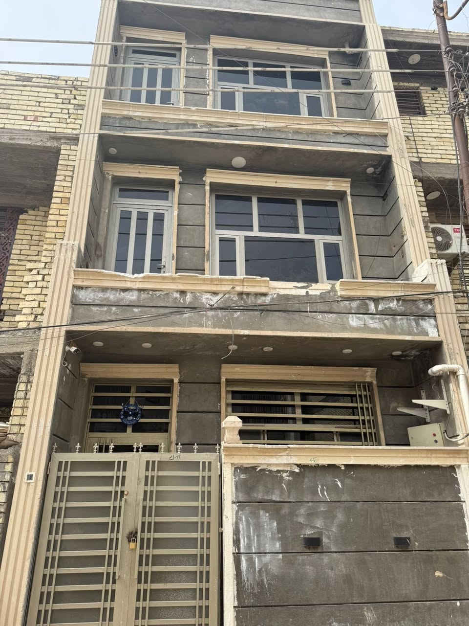 بيت يجار مساحه ٥٠ متر طابقين يحتوي على ثلاث غرف نوم وصاله ومطبخ وخدمات بناء حديث مكان الزراعة الكوخ سعر ٥٠٠ مجال بسيط *********** اتصال رقم المكتب
