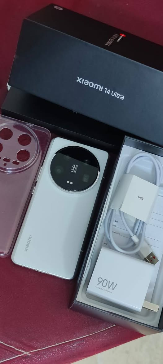 Xiaomi 14 Ultra 512/16
نسخه عالميه جهاز مستخدم ايام كامل ملحقات مراوس نزلي شعدك بيع سعر خاص 
الشاشة: شاشة منحنية ممتازة من نوع LTPO AMOLED بحجم 6.73 بوصة، بدقة WQHD+ وبمعدل تحديث ذكي 120Hz، مع سطوع هائل يصل إلى 3000 شمعة.
​المعالج والأداء: معالج Snapdragon 8 Gen 3 الأقوى بتكنولوجيا 4 نانومتر، مع ذاكرة وصول عشوائي (RAM) تصل إلى 16 جيجابايت وسعة تخزين داخلية من النوع الأسرع UFS 4.0.
​منظومة الكاميرات (بالتعاون مع Leica):
​خلفية رباعية بدقة 50 ميجابكسل لكل منها: الكاميرا الأساسية تأتي بمستشعر ضخم بحجم 1 بوصة بفتحة عدسة متغيرة (f/1.63 إلى f/4.0) لتمنحك تحكماً احترافياً كاملاً بالإضاءة والعزل.
​باقي العدسات تشمل: عدسة زاوية واسعة للغاية، وعدسة تقريب 3.2x، وعدسة بيريسكوب للتقريب الفائق 5x.
​الأمامية: بدقة 32 ميجابكسل وتدعم تصوير الفيديو بدقة 4K.
​البطارية والشحن: بطارية بسعة 5000 مللي أمبير (للإصدار العالمي)، تدعم الشحن السلكي السريع بقدرة 90 واط (شحن كامل في حوالي 33 دقيقة)، والشحن اللاسلكي الفائق بقدرة 80 واط.
​التصميم والخامات: إطار متين من الألمنيوم أو التيتانيوم مع ظهر من الجلد الصديق للبيئة، بالإضافة إلى مقاومة كاملة للماء والغبار بمعيار IP68.


**إذا كنت صاحب هذا الإعلان وتريد حذفه لأي سبب، رجاءا أرسل رسالة إلى الدعم الفني**