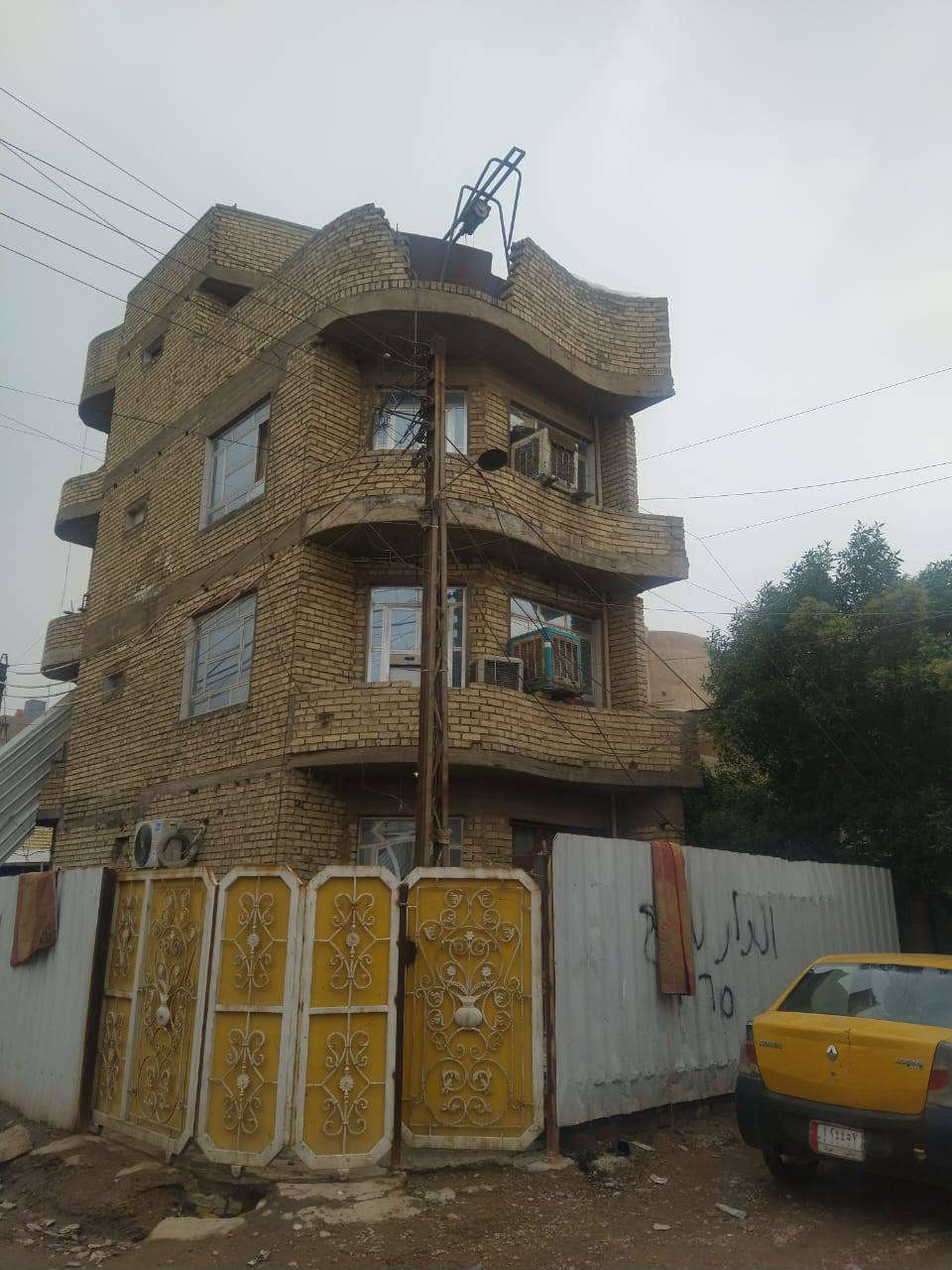 السلام عليكم بيت ركن ثلاث طوابق ونصف السعر 195يحتوي على كل طابق غرفتين نوم وخدمات صحية كاملة الطابق الارضي صالة 5*4 ومطبخ 3.5*3.5 مع الخدمات الصحية والطابق الثاني والثالث يحتوي على غرفتين نوم وحدة قياس 5*4 والثانية 3.5*3.5 امالرابع يحتوي على غرفة نوم قياس 3.5*3.5 وخدمات صحية كاملة علما الصطح عالي وصطح ناصي  والبيت بالكامل مسلح مكان البيت حي العامل جمعيات قرب ملعب احمد راضي قرب البنزين خانة هاتف *********** مساحة ٦٧متر
