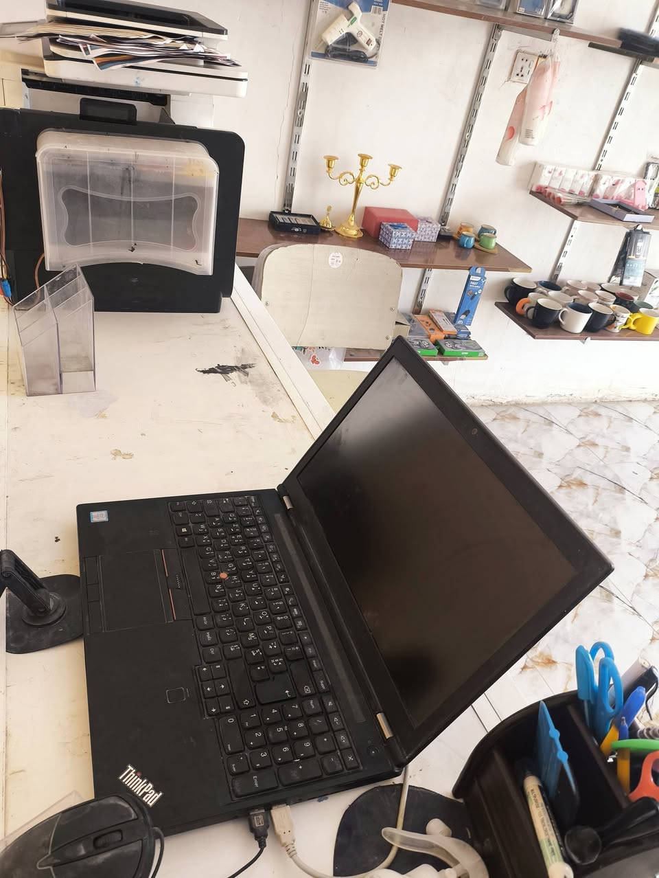 السلام عليكم 
مكتبة كاملة للبيع بسعر مناسب طابعات عدد 2  وحدة hp 577 والثانية برذر بحالة جيدة جداً بالإضافة إلى حاسبه وكرسي وجهاز سبايرول وطابعه ايبسون وكف وما عرفت شنو عطلها وجهاز سبايرول وجهاز كبس حراري مع القرطاسية والهدايا الي موجوده بالصور 
الي مهتم يتواصل وياي على الرقم ***********
