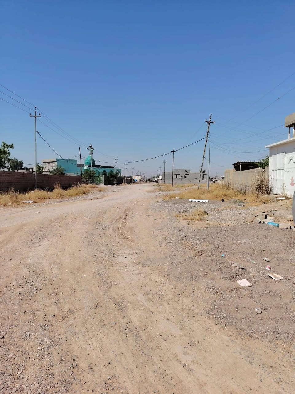 بيت للبيع 🏠 
منطقه الشوقيات 
نص قطعه طابو 23 مشترك 165 متر
ع شارع عريض 25 متر
طابقين الطابق الثاني كامل 
الطابق الارضي مأسس مي ومجاري 
يحتاجله بس سيراميك ولبخ ومغربي 
للاستفسار على الرقم 
***********
