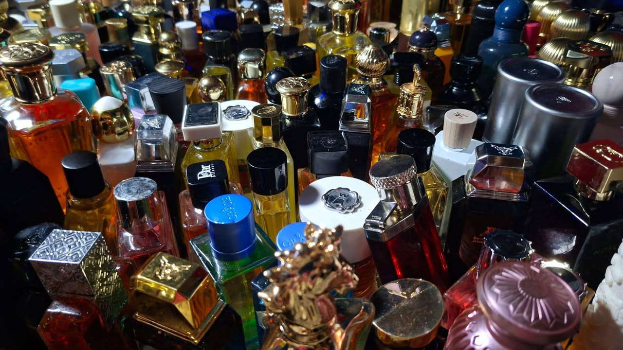 سلام عليكم مرخصت الدمنه المحترمين❤️🙏وصل وجلت عطور كويتي باله درجه اولا ثبات وفوحان للبيع جمله اي ستفسار ***********
