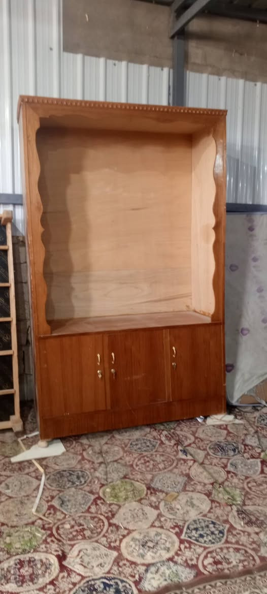 بوفيه كلاريه متر ونص بعده جديده شغل احطاطة ستعمال قليل لبيع عنوان كاطون الرحمه قرب افران دبي مراسله صفحه وتصال ***********
