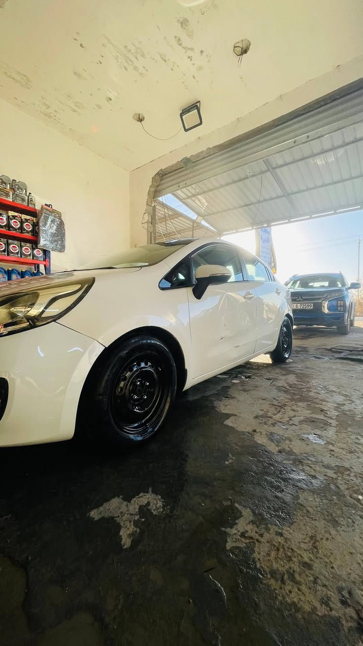 السلام عليكم كيا ريو ٢٠١٢ حادثها جاملغ أمامي ايمن وشوية بالبنيد وبيه طخة جاملغ خلفي ايمن بدون حوض وبيها طخات بالبيبان موضحة مكينة وكير وصدر سليمات السعر ٧٥  رقم الهاتف***********
