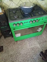 طباخ للبيع ٦ عيون ٤ يشتغلنن وثنيين ينرادله يده  والفرن شغال السعر ١٢٥٠...