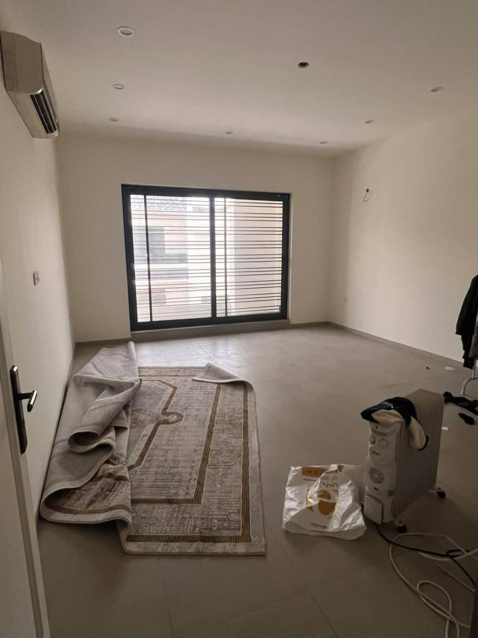 السلام عليكم ورحمة الله وبركاته
🏡 بيت للبيع – بناء جديد 2025
▪️ المساحة: 100 متر مربع
▪️ الواجهة: 5 متر
▪️ النزال: 20 متر
▪️ البناء: درجة أولى – طابقان (زيرو)
▪️ يحتوي على:
3 غرف نوم
صالة ضيوف
3 حمامات
📍 الموقع: منطقة المخابرات، قرب جامع محمد رسول الله، أول فرع مقابل الأربع شوارع.
✨ الدار كما موضح في الصور، موقع مميز وبناء حديث وتشطيبات ممتازة.
📞 للاستفسار والمعاينة، يرجى مراسلة الصفحة أو الاتصال على: شركة الإنجاز للعقار والمقاولات العامة
*********** (متوفر واتساب)
