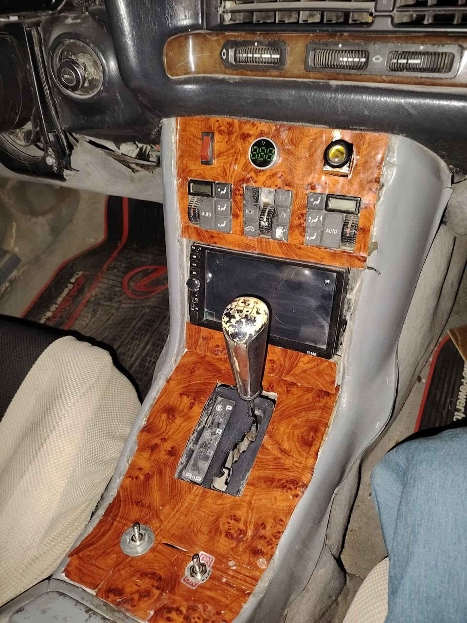 السلام عليكم ورحمة الله وبركاته
سياره مارسدس شبح S500 مديل 92 مكفوله من الضربه القويه والكلبه والكص ونقل الجثه والعيب الشرعي مصبوغه عام مكينه  2500 گير بس بيه تأخير بالنمره الثانيه لازم ترفع رجلك وتجي باقي النمر بصوره طبيعيه كهربائيات شغاله من كيجات بنزين حماوه لايت بروجكتر بك لايت شاشه فان التبريدشغال ماعدا الاشارات الجانبيه طفن رقم دولي نجف سنويه 26مشروع وطني  بأسمي داخله هزه وبيها ملصق الهزه بشهر 12 دبل جام سياره جاهزه الحداديه الاماميه جيده جداً الخلفيه نص ونص عوزها دبل خلف السايق سعره 25  مكانه ذي قار المركز الاتصال على الرقم ***********
