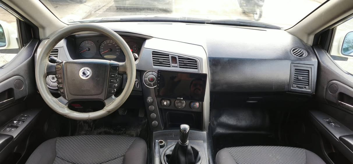 سانگوێنگ کایرۆن 2011گێڕعادی بێ بۆیاخ گێرومەکینە مارسیدس سەنەوی ساڵونیوێکی ماوە بیتاقەی بەنزینی هەیە سعر{75}***********
