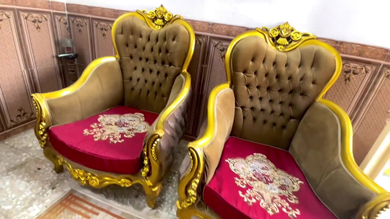 👑 تخم ملكي زان مصري فاخر - بحالة ممتازة 👑
لكل من يبحث عن الأناقة والفخامة لبيته، متوفر الآن تخم ملكي (زان مصري) راقي جداً وبسعر لُقطة!

 عدد المقاعد: 10 مقاعد متكاملة ومريحة.

 الحالة: نظيف جداً وبحالة ممتازة (ما بيه أي ضرر أو عيب).

 الألوان: مزيج ساحر بين الذهبي الملكي والماروني والبيج المخملي.

 السعر: 325,000 دينار عراقي (السعر بيه مجال بسيط للجادين).

📌 العنوان: بغداد - البلديات.

📞 للتواصل والاستفسار أو الحجز: يرجى الاتصال على الرقم: ⁠***********⁠ أو مراسلة الصفحة مباشرة
