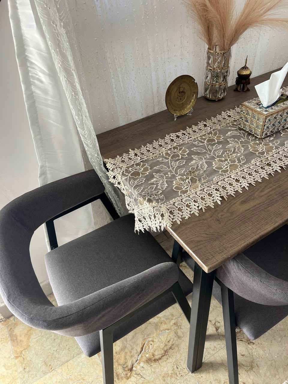 ميز طعام مع أربع كراسي اخو جديد سعرة ١٣٥ وميز بلازمة مع رفوف جديد كلش سعرة ٦٠ وقنفة تركي تتحول سرير سعرها ٨٥ جزامة وميز مكتبي اثنينهم ب٣٥مكان بغداد واتساب ***********
