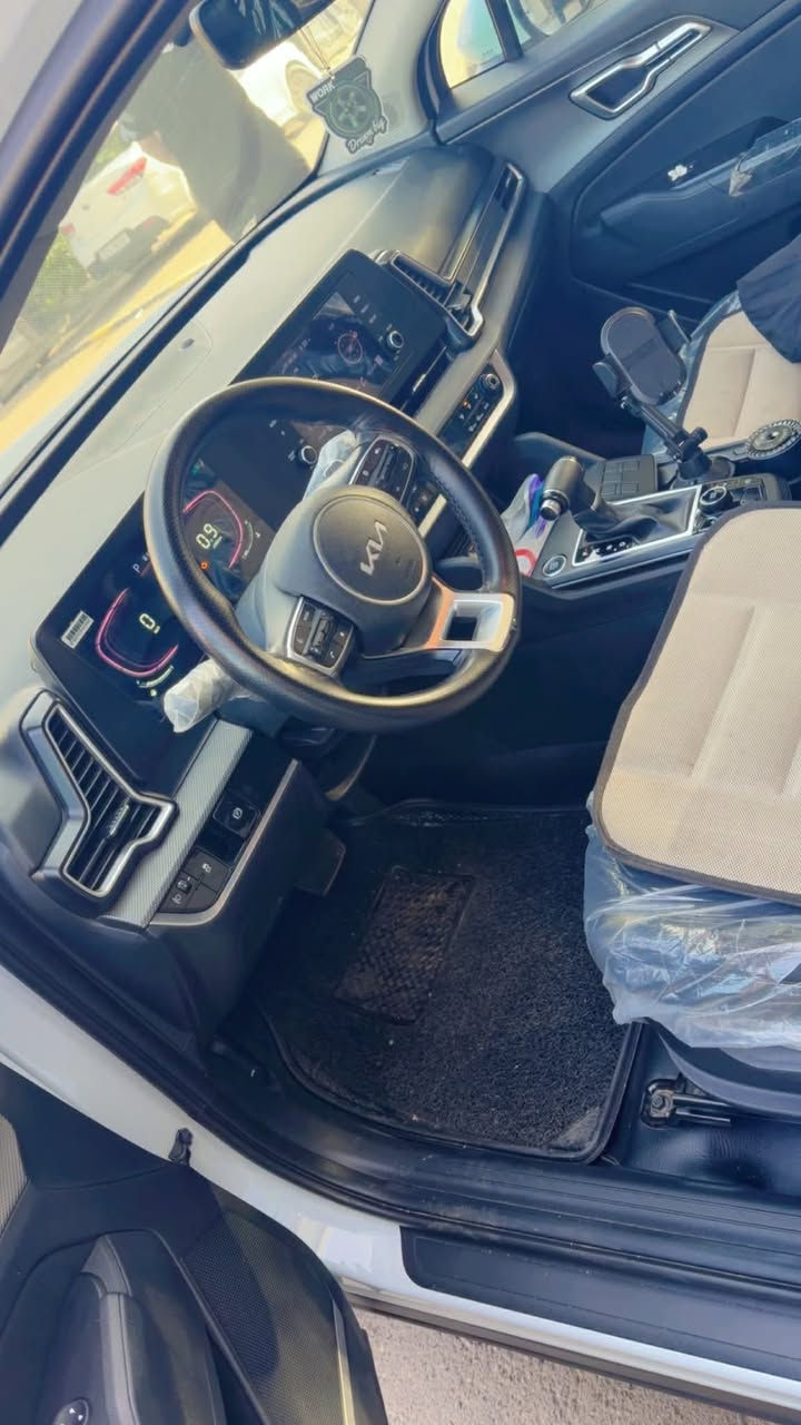 السلام عليكم
سبورتج موديل 23 خليجي رقم اربيل ماشية 54 السيارة جديدة جداً 

بصمه تشغيل وابواب 

مود درايف 

جام اوتو 

تشغيل عن بعد 

أربع أنظمة قيادة

بيها هم كم رصعة بالقمارة مال حالوب بس ممبينات ابد القمارة كزاز بس بالسونار والباقي كفالة عمامة من الصبغ والبارد 

مكان السيارة بغداد الكرخ تريد تحويل تريد وكالة السيارة بأسمي السعر 210 وبيها مجال قليل ***********
