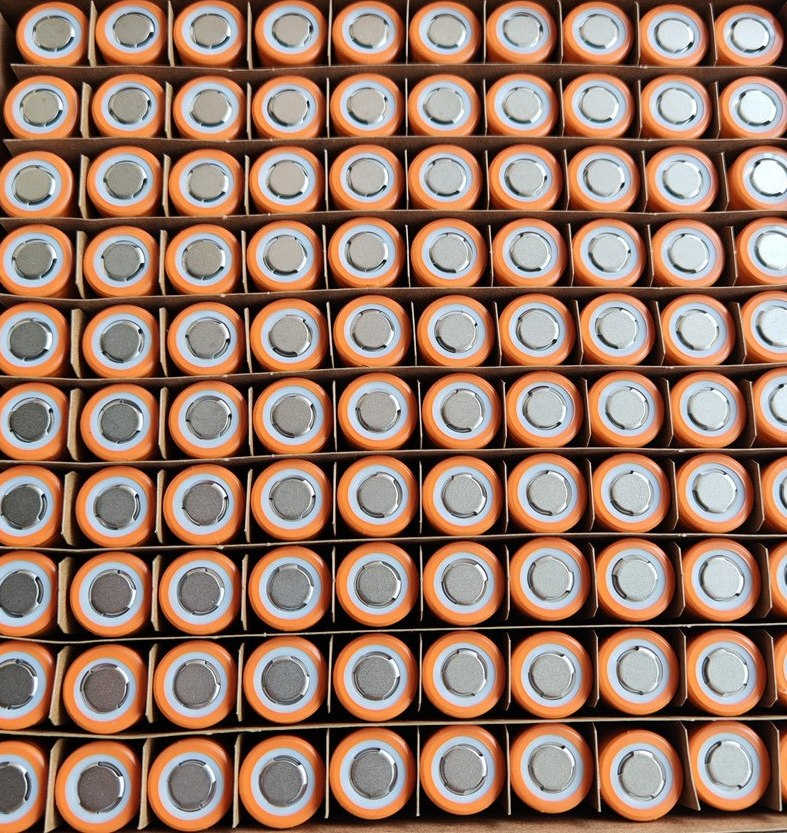 The lithium batteries cell TP INR18650-35E 3.6V 3500mah 3C Rate rechargeable Lithium battery delivers reliable power for portable electronic devices 3.6V nominal voltage 3500mAh capacity,which offers a balance of energy density,power output,and safety.
Consumer Electronics:
LED Flashlights & Torches (High-lumen, rechargeable models)
Portable Fans (USB or battery-operated)
Emergency Lights & Radios
Bluetooth headsets/earphone
Wireless Keyboards/Mice (If designed for 18650)
Power Banks & Portable Chargers:
Custom or DIY power banks (18650-based designs)
Electric Tools & Gadgets:
Cordless Tools (Drills, screwdrivers – if compatible)
Soldering Irons (Portable models)


**إذا كنت صاحب هذا الإعلان وتريد حذفه لأي سبب، رجاءا أرسل رسالة إلى الدعم الفني**