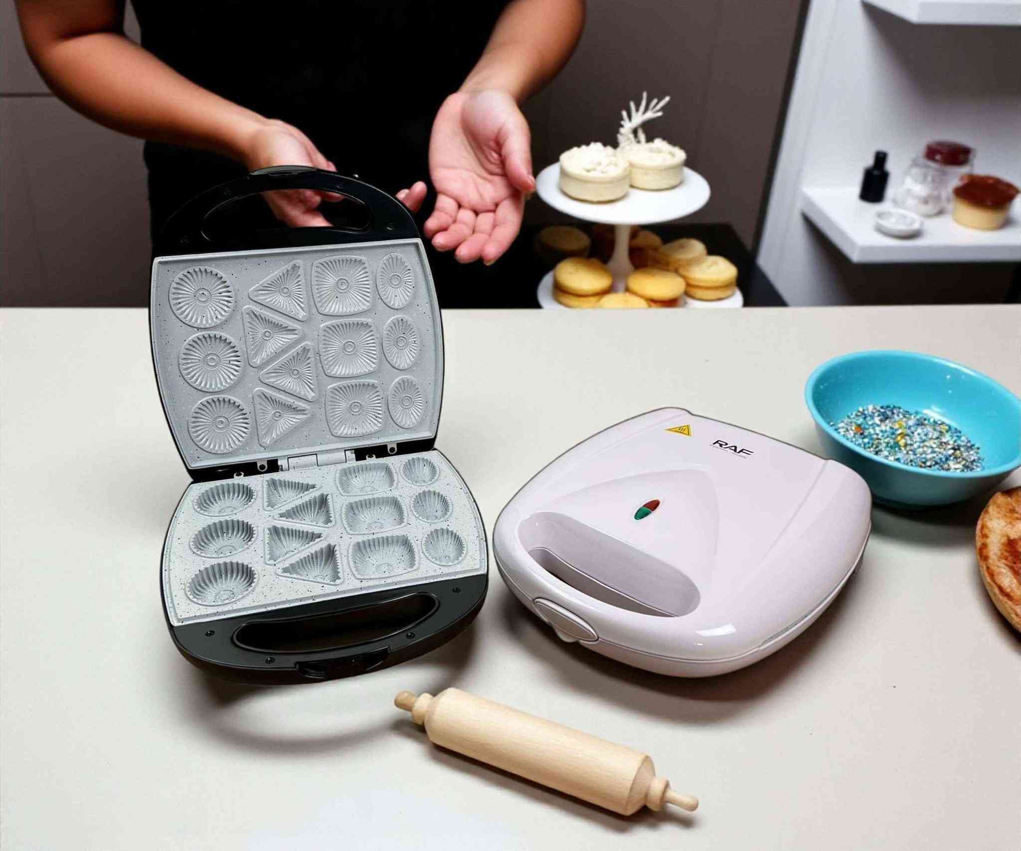 الاستخدامات

مثالية للإفطار، الحلويات، والوجبات الخفيفة في المنزل أو المكتب

مناسبة لتحضير أشكال متعددة في وقت واحد بفضل القوالب المتنوعة

المميزات

قدرة عالية 1400 واط لتسخين سريع وتوزيع حراري متساوٍ من الجهتين

تصميم مزدوج التسخين (Double-sided Heating) لضمان نضوج مثالي من الداخل والخارج

طلاء غير لاصق (Non-stick Coating) يمنع الالتصاق ويسهّل التنظيف

مؤشر ضوئي مزدوج

ضوء أحمر للتشغيل والتسخين

ضوء أخضر يوضح الجاهزية للخبز

مقبض عازل للحرارة لتوفير الأمان أثناء الاستخدام

قفل أمان حراري يمنع السخونة الزائدة ويحافظ على عمر الجهاز

هيكل متين وسهل التنظيف، بتصميم أنيق ومناسب لكل مطبخ

نظام تحكم حراري أوتوماتيكي للحفاظ على درجة حرارة مثالية للخبز

غطاء مزوّد بقفل أمان لمنع الانفتاح أثناء الاستخدام

المواصفات التقنية

الطاقة: 1400 واط

الجهد الكهربائي: 220–240 فولت، 5060 هرتز

المادة: هيكل PF حراري مقاوم للحرارة

نظام التسخين: مزدوج – علوي وسفلي

التحكم الحراري: ترموستات أوتوماتيكي بغداد, العراق


**إذا كنت صاحب هذا الإعلان وتريد حذفه لأي سبب، رجاءا أرسل رسالة إلى الدعم الفني**