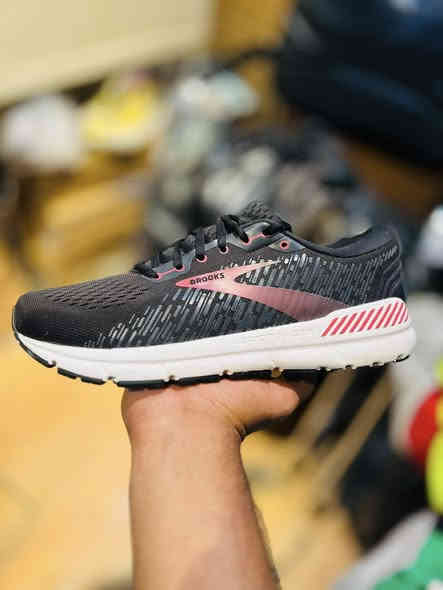 بروكس باله اصلي امريكي 
قياس 42.5
طول القدم27.5
النظافه فول 
توصيل جميع المحافظات 
للحجز واتساب 
***********
