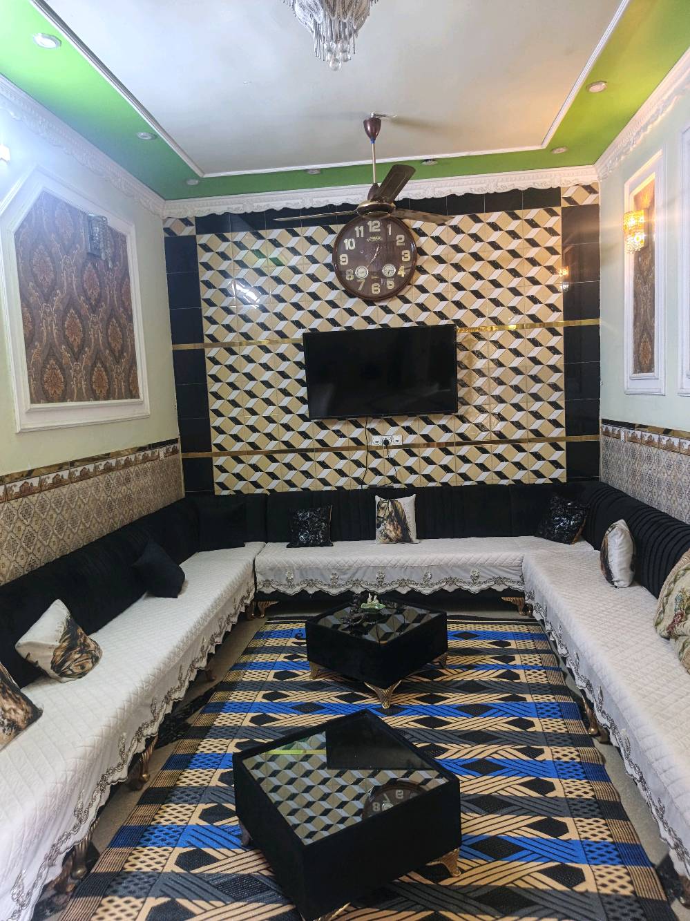 السلام عليكم بيت البيع  بغداد مدينة الصدر قطاع26
أول فرع أول بيت المساحه144 اربع غرف فوك 
***********