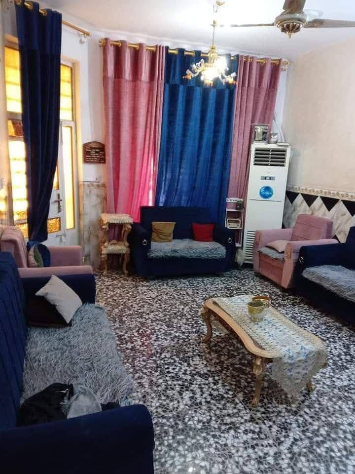 من رخصت صاحب الكروب عندي بيت للبيع مساحة ١٠٠ متر الواجهة ٨متر والنزال ١٢ يتكون من (٣) غرف نوم + استقبال +مطبخ مفتوح +منور+صحيات عدد(٣) الموقع الشعلة عل غربي فرع حسين كابريتر (مع اثاث تخم عدد٢ و سبلت كنتوري+ مكيفات عدد٣) للتواصل مع صاحب البيت الرقم (***********) او (***********)
