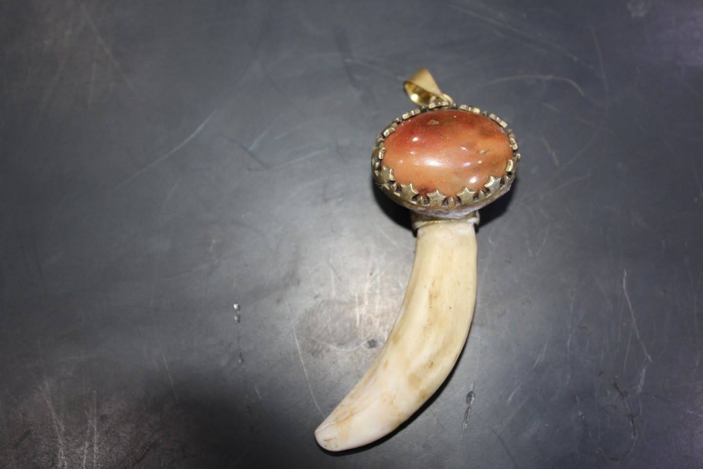 ناب ذئب بتعليقة نحاس مع حجر عقيق هندي 🐺💛✨

ناب الذئب… رمز القوة والشجاعة 👑
ومعه تعليقة نحاس أصلي 💛 تكمل الحضور وتدي لمسة فخامة.
وحجر العقيق الهندي الطبيعي 🔥 بلونه الغني يضيف عمق وأناقة للقطعة، توليفة قوية لكل اللي بيحبوا القطع اللي لها معنى وحضور واضح.

✔ ناب ذئب طبيعي
✔ تعليقة نحاس أصلي
✔ حجر عقيق هندي طبيعي
✔ كل قطعة لها تفاصيلها الخاصة

لو بتحب القطع اللي تعكس القوة والشخصية من أول لمسة…
الناب ده معمولة علشانك 👌🔥

📩 راسلنا دلوقتي واحجز قطعتك قبل ما تنفد

#ناب_ذئب
#نحاس
#عقيق_هندي
#احجار_طبيعية
#اكسسوارات_رجالي
#ستايل_مختلف
#هيبة
#فخامة
#خان_العجايب
#تميز
#قطعة_فريدة
#لوك_رجالي
#ترند
#اناقة
#تفاصيل
#قوة
#طاقة
#ذوق
#موضة
#احجار_كريمة


**إذا كنت صاحب هذا الإعلان وتريد حذفه لأي سبب، رجاءا أرسل رسالة إلى الدعم الفني**