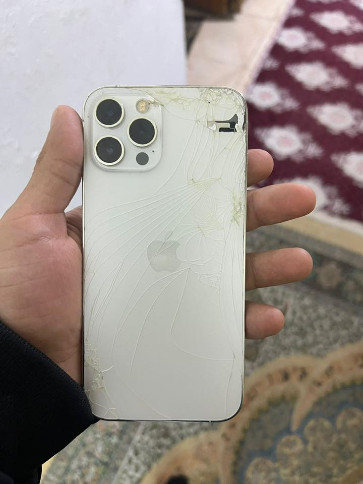 السلام عليكم  12 PRO MAX   [256g] بطاريه 85 جهاز مامفتوح فقط ضهر مكسور  450 مكاني بغداد
*********** واتساب
