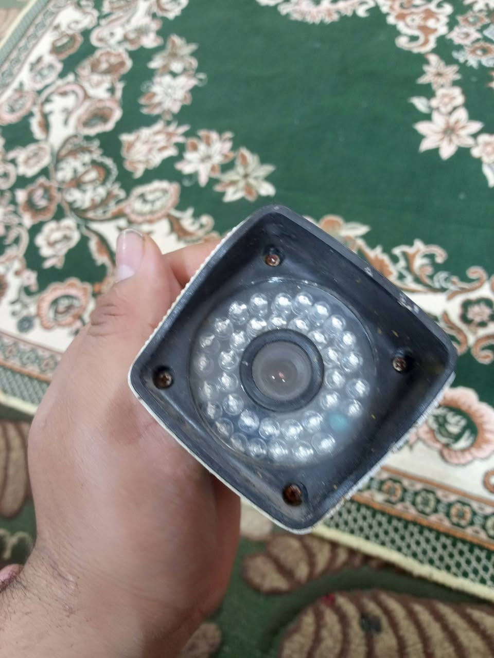 متوفر ٥ كاميرات مستعمل نضيف شغال ١٠٠٪ جبت جدد و اريد ابيعهن مكاني كوت 
قيم باليرضي الله والعافية..
***********
