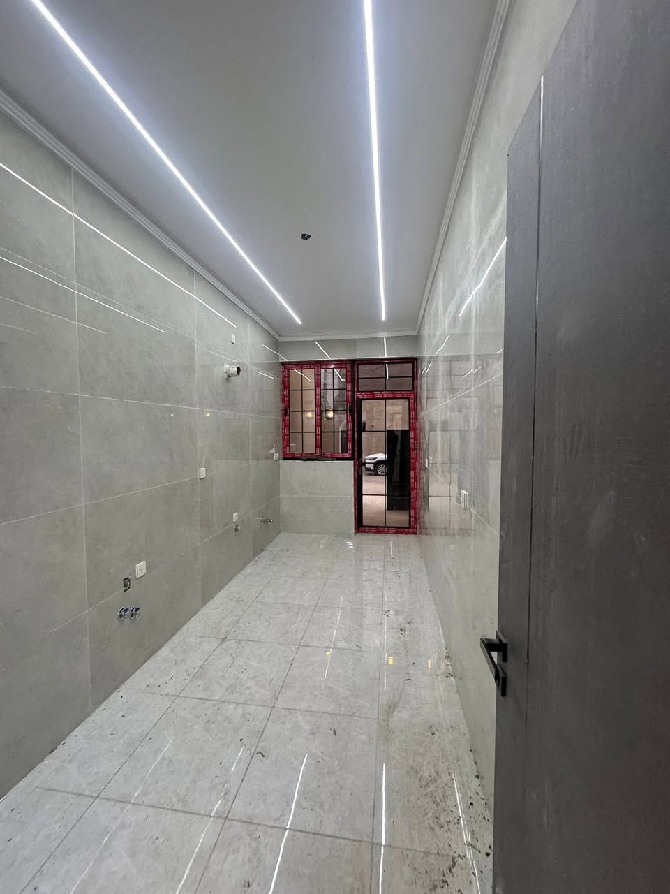 السلام عليكم// مساحه 120متر

دار للبيع حي الجهاد منطقه الأساتذة قريب خلف اربع شوارع 

الدار يحتوي على 3طوابق 

تسليم مفتاح 🔑 جاهز للسكن 

(واجهه6متر  20 متر ) 

الطابق الاول يحتوي على/كراج /صاله /مطبخ و مطبخ حار / هول داخلي كبير / شلال داخلي/ غرف نوم /  صحيات/ مناور خلفي 

الطابق  الثاني يحتوي على/ غرف نوم عدد(. 3. ) وصحيات عدد(. 2. ) مفصوله 

الطابق الثالث  يحتوي على/ غرف نوم كبيرة/ مطبخ صحيات/ سطح امامي 

واجهه بورسلين إسباني 

ارضيه مرمر 

سيراميك المطبخ  وحمامات الواح 

للاستفسار والتواصل
***********
