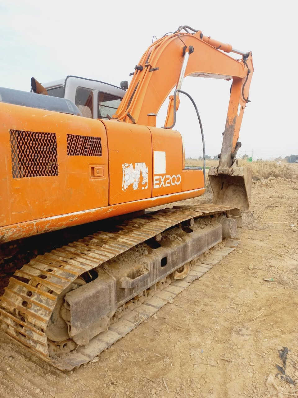 سلام عليكم حفاره فايف للبيع رقم ألماني موديل 2000جاهزه للعمل تبريد شغال بلادي المكينه مامفتوح بيه كلشي  ***********
