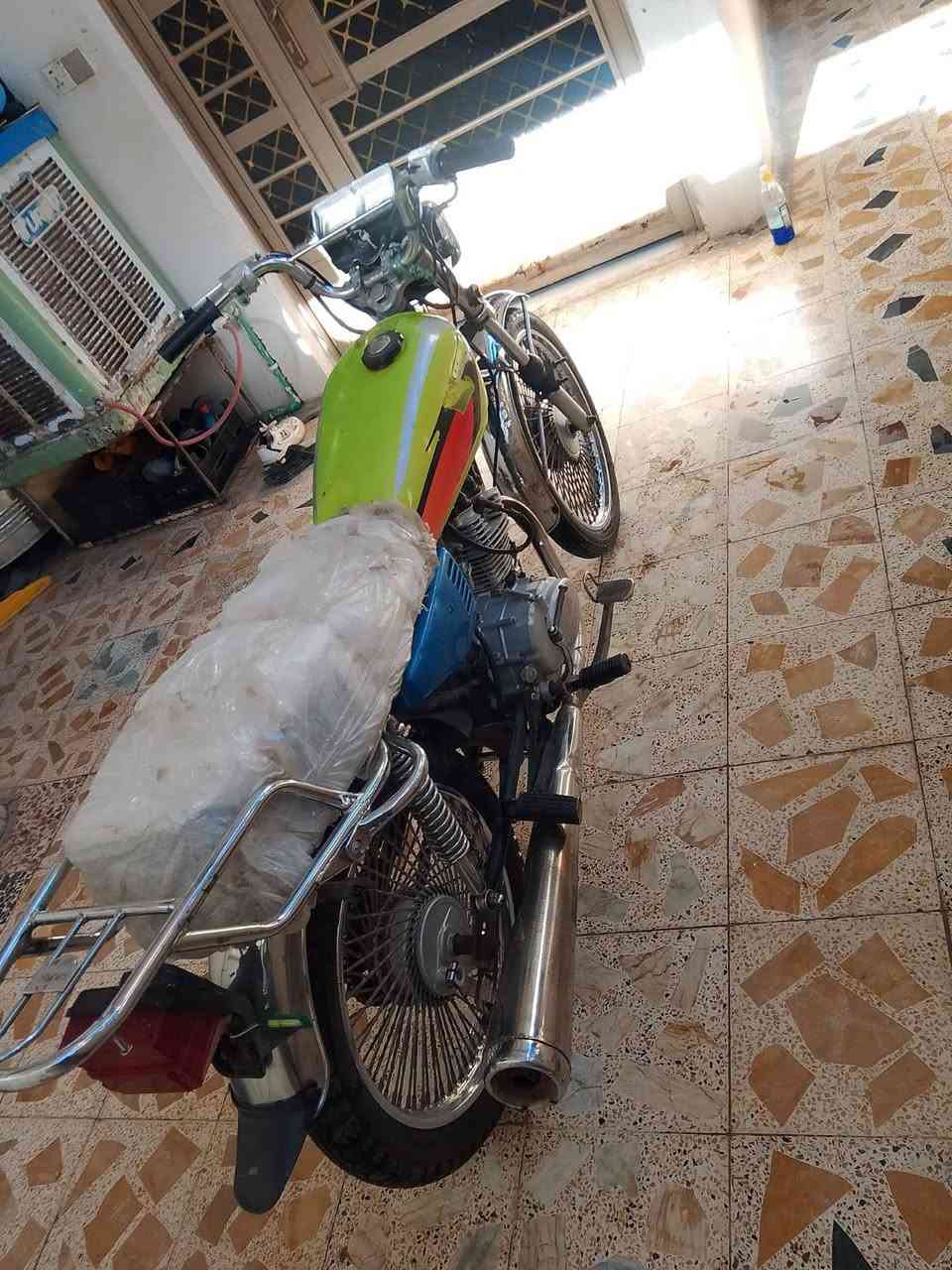 السلام عليكم دراجة للبيع كلة جديد محرك مكفول لا نضوح ولا دخانة نشاط فول تايرات جدد ويالة جدد دراجة كاملة مكاني صويرة حي العمال رقمي ***********
