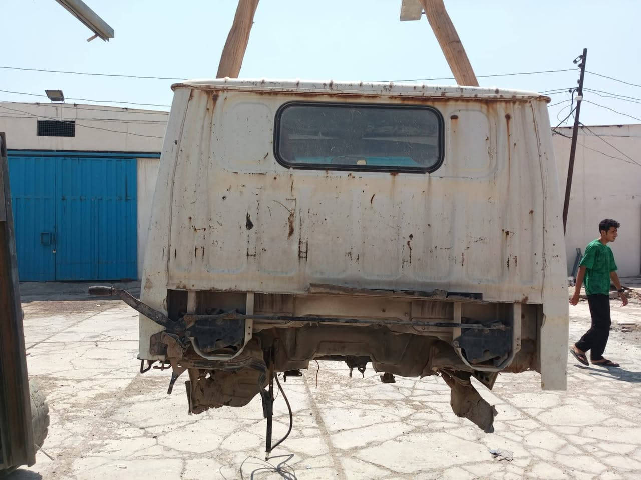 سلام عليكم للبيع قمارة كنتر كصيف بلادية بدون صبغ دعامية موجودة جديدة شباك جملغات فقط بيها خياس سعر ٥٠٠ مكان بغداد ***********
