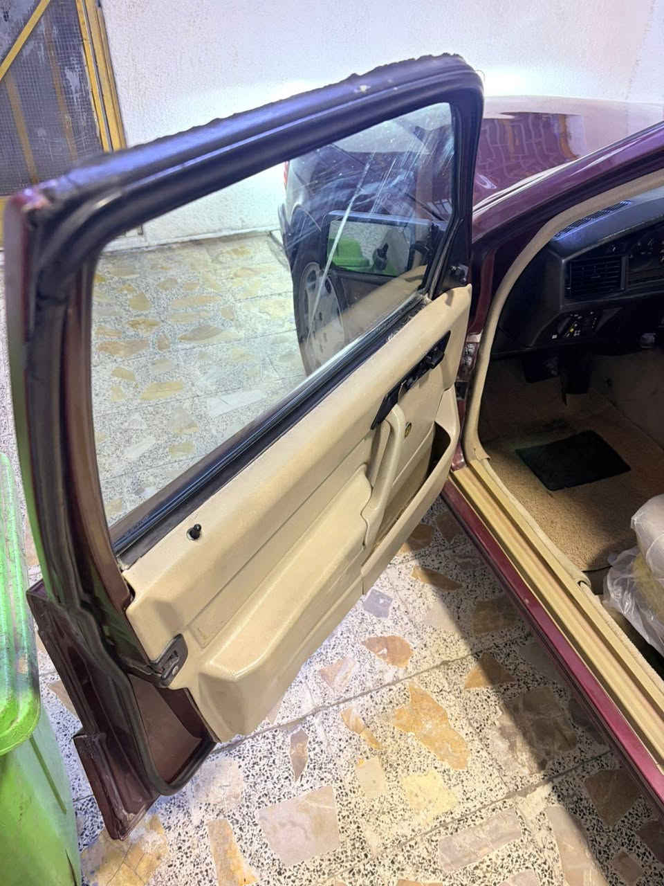 السلام عليكم 
مارسدس (190) 
موديل 1993 
سلايد 
اريل كهرباء 
تخم تاير 
باتري حديد 
تخم زنون 
كت امامي 
كير محرك مكفولات 
برده كهرباء 
تبريد 
السعر (82) $ 
بغداد البياع المواصلات 
***********
