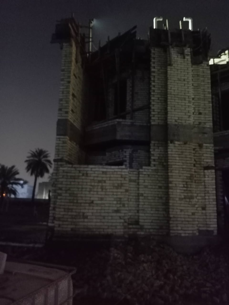 السلام عليكم يوجد بيتين هياكل كل بيت مساحة ١٠٠ متر سند ٢٥ يحتوي على ٤غرف نوم كل غرف سويد فول مواصفات بناء طابوك تصمصم حديث الفحامه بستان الكبيسي شارع ١٠متر ثاني قطعه من شارع ١٦ *********** ***********
