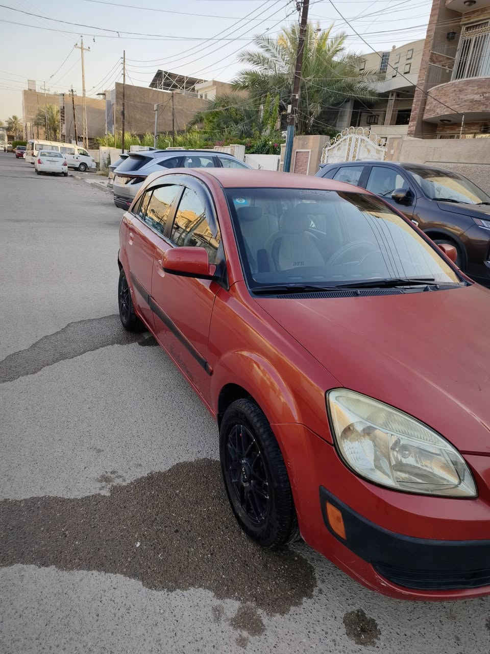 السلام عليكم 
كيا ريو ٢٠٠٨ وارد كندي / محرك ١٦٠٠
حادثها مال وارد الجاملغ الايمن الخلفي 
والجاملغ الأيسر مال السائق مطخوخ بالعراق هنا ومصلح 
سيارة خير من الله كير ومكينة 
منظومة تبريد جديدة كاملة وتبريد ثلج 
صدر امامي جديد كله وتايرات امامي جدد ويل كب 
صدر خلفي بحالة جيدة وتايرات الخلفية هم جيدة
كهربائيات كلها شغالة سنتر لوك سويج 
سيارة الحمد لله ما ناقصها شي والسونار مرفق مالتها
 لغود سليمة / لونها بيه جراد شويه من يم القمارة والصفاح بيها مكان صبغ يعني ابيع الك حزام
السعر / ٧٥ وبيها مجال للطيبين 

مكاني بغداد الجديدة حي المعلمين 
متواجد فيس وع الرقم 👇
***********
