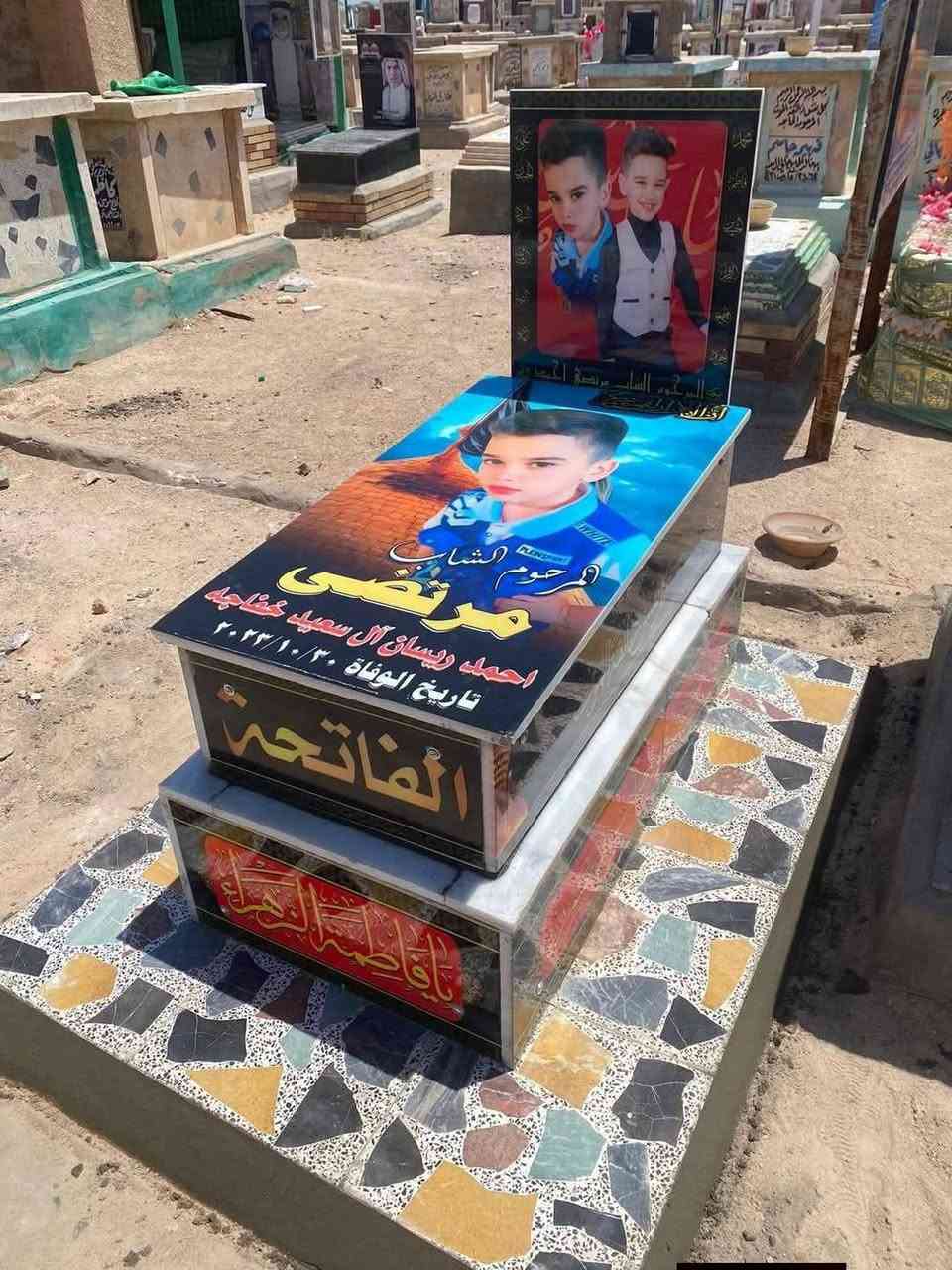 عمل الدفان حجي مرتضى للترميم القبور الصور والمقرنص والكاشي بنسب الاسعار في مقبره وادي السلام في النجف *********** واتساب
