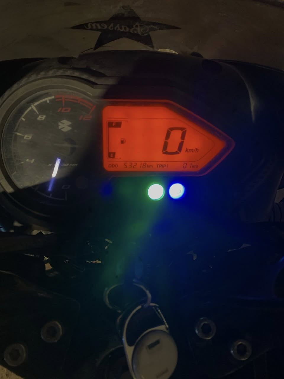 بولسر مديل 2021رقم وسنوية بس باقي علة استلام لوحات ولوحات الجديدة وكلشي موضح بالتصوير وتحتاج فقط باتري الدراجة ما ناقصة برغي كلشي شغال ما متواجد علفيس الي يحب يتواصل وياي علة رقمي ***********
