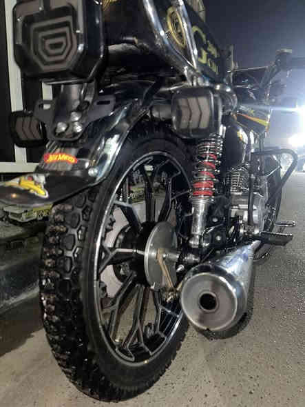 السلام عليكم من رخصه الادمن دراجة ايراني سولنك للبيع نضيفة وحلوة سلف وهندر شغالات وكهربائيات كلهن شغالات بلادي أوراق بيها مكاتبة ومنفيس فقط الدراجة كلهة شغالة وبيها بصمات ثنين وسويجات ثنين   الدراجة مستخدمه قليل اشتغلت بيها سبوعين وخالها اروح بيها للدوام
موديل 2025 حجم المحرك 200 CG 
العنوان بغداد الصليخ ***********
للاستفسار
