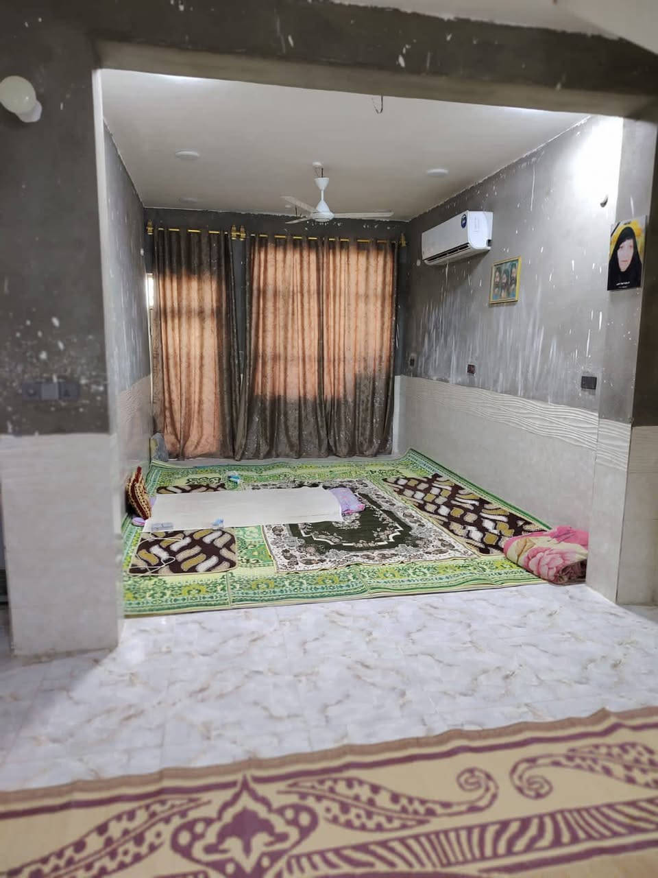 دار 200متر 100طابو صرف و100زراعي مساحة البيت كله 200متر بناء جديد حديث كامل غرفتين صاله ستقبال مطبخ حديقه كامل مجاري شارع مقرنص شارع 12متر مسافة عن الشارع العام 70متر شارع المعمل قرب دور معمل باتا للاستفسار ***********
