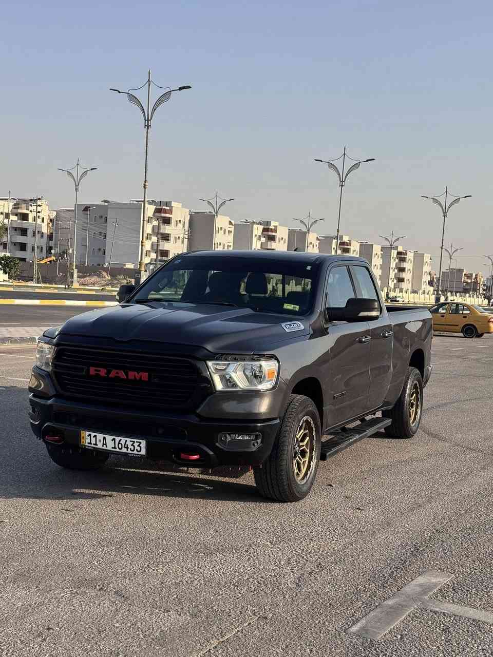 السلام عليكم 
دوج رام بك هورن 2021
8 سلندر 5700
السياره مواصفاته كلش حلوه 
بصمه تشغيل
تشغيل عن بعد
كشن كهرباء
تدفئه كشنات 
تدفئه ستيرن
عاكس اضائه بالمرايه الوسطيه
وبيه بعد هواي مواصفات
السياره مصروف من ترفيع 
بيه نضام الفور ويل والجبلي 
هوك سحب عربانه
كير ماوس 
شاشه كار بلي
ويايه مميزه واليعرف بيهن يعرف قيمتهن
تايرات جدت حداديه جديده ادامه كامله عليه السياره كامله ومابيه اي نقص 
ماشيه ٧٥ الف ميل قابل للزياده 
رقم بغدادالدولي بااسمي تحويل مباشر 
هزه جديده وسنويه جديده 
صور الحادث موضحه بالمنشور حادثه كلش حلو صبغ جاملغ وبنيد وبيه بارد باب الصدر
السياره جاهزه وكامله لاخر حبايه 

السعر(٢٢٠) وبيه مجال بسيط

مكاني كربلاء المقدسه
للاستفسار :***********
