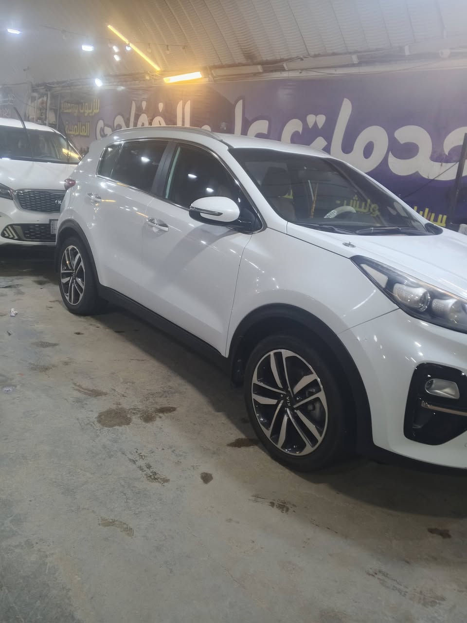 كيا سبورتج  خليجي موديل 2019 رقم بغداد بسمي تحويل ثاني يوم سياره كلش جديدة وجاهزه ماشيه 85 الف استخدام قليل جدا سيارة مكفوله كفاله عامة مواصفات السياره. 
1 محرك. 2000 دوش 
2 شاشه كبيره + كامره دواره 
3 مري شفط + شاره 
4 حساس خلفي 
5 حساس امامي 
6 داخل عسلي 
7 كشن جلد 
8 ويل كب حجم 19 
9 لد نهاري امامي 
العنوان الناصريه المركز  موبايل *********** السعر 190
