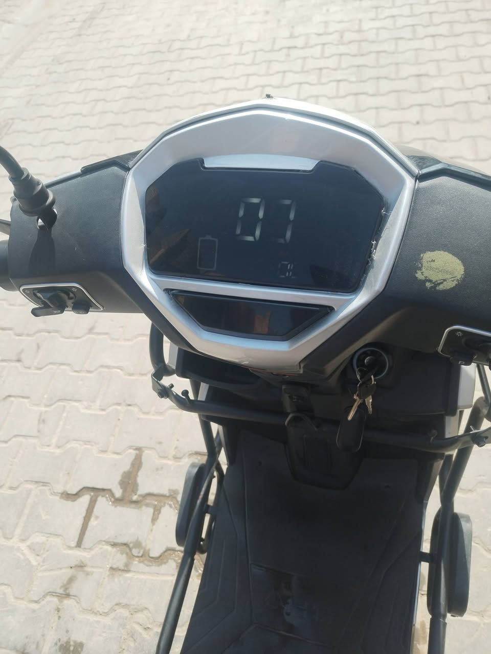 سلام عليكم ورحمة الله وبركاته دراجه سكنس شحن مدرع نضيفه جديد العنوان الشعلة  سعر مليون بيها مجال رقم ***********
